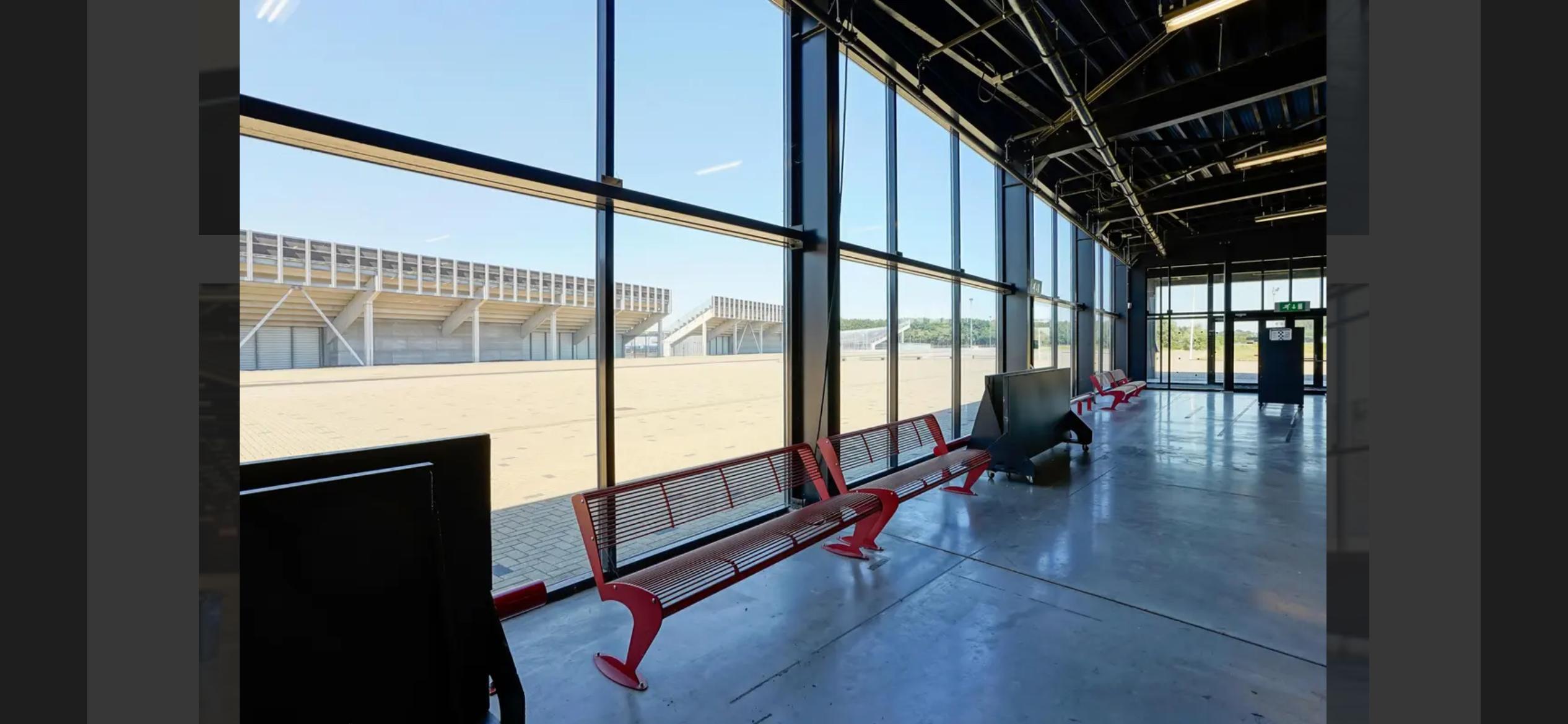 Foyer 1000 vierkante meter met uitzicht op het TT Circuit